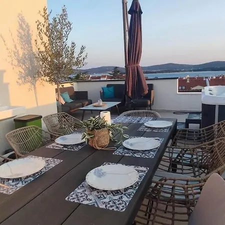 Penthouse Aurelia, Rooftop Terrace & Jacuzzi Apartament *
