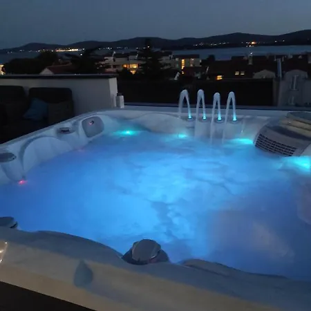 Penthouse Aurelia, Rooftop Terrace & Jacuzzi Apartamento *