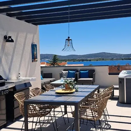 Penthouse Aurelia, Rooftop Terrace & Jacuzzi Apartament Turanj