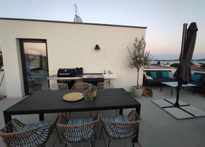 公寓 Penthouse Aurelia, Rooftop Terrace & Jacuzzi 图兰杰