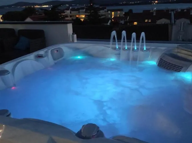 Penthouse Aurelia, Rooftop Terrace & Jacuzzi Apartamento *