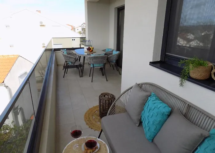 Penthouse Aurelia, Rooftop Terrace & Jacuzzi Turanj