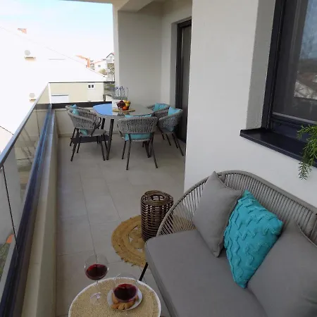 Penthouse Aurelia, Rooftop Terrace & Jacuzzi Turanj