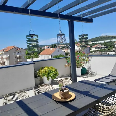 Penthouse Aurelia, Rooftop Terrace & Jacuzzi Апартаменты *