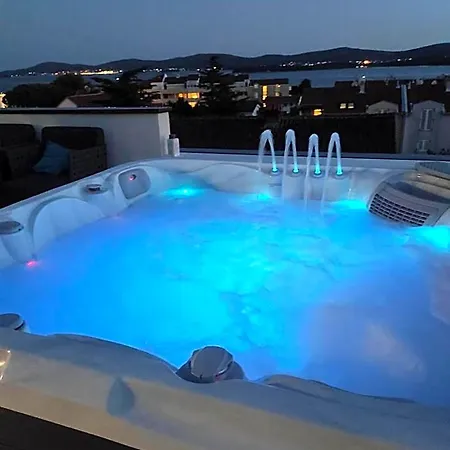 Penthouse Aurelia, Rooftop Terrace & Jacuzzi Turanj