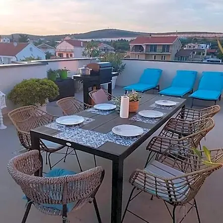 Penthouse Aurelia, Rooftop Terrace & Jacuzzi Apartamento