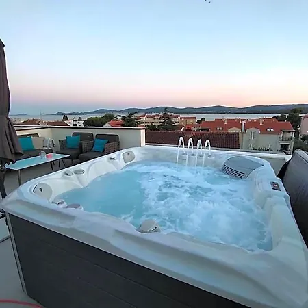 Penthouse Aurelia, Rooftop Terrace & Jacuzzi * Turanj